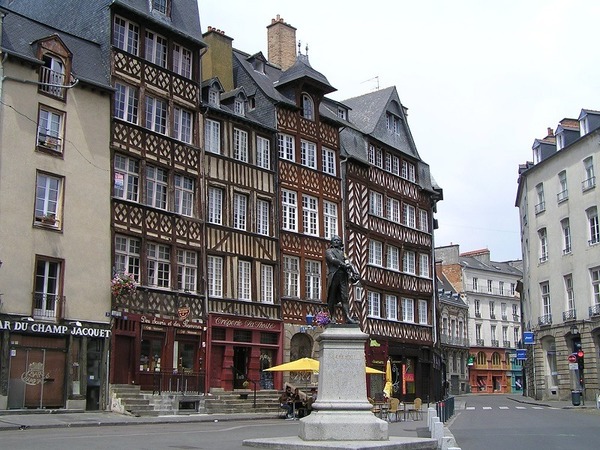 Quelle est la particularité des maisons situées sur la place du Champ Jacquet à Rennes ?