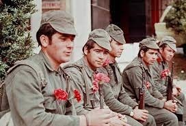 Quelle révolution mit fin à l'Estado Novo en avril 1974 ?