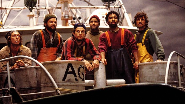 Dans le film « En Pleine Tempête », des pêcheurs se trouvent pris dans une tempête. Quel acteur joue le capitaine du bateau ?
