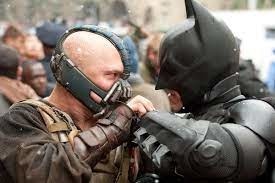 Quel terroriste masqué oblige Batman à reprendre du service dans "The Dark Knight Rises" (2012) ?