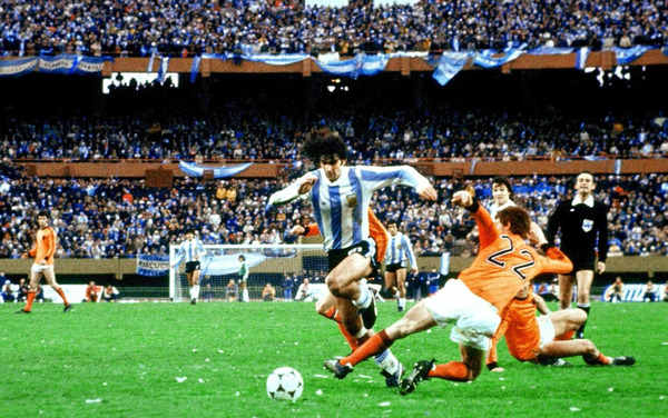 Quelle équipe remporte la finale de la Coupe du Monde de Football le 25 juin ?