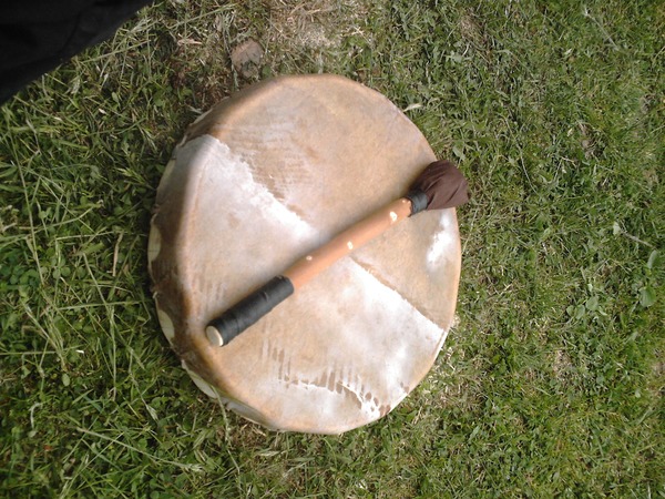 Quel marteau léger est utilisé pour frapper différents instruments à percussion ?