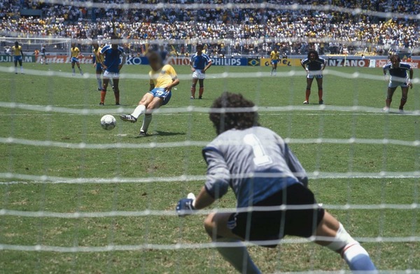 En quart de finale de ce Mondial, de quel joueur brésilien stoppe-t-il le penalty à la 75e minute ?