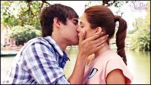De quelle couleur était le tee-shirt de Violetta pour la première fois qu'elle a embrassé Leon ?