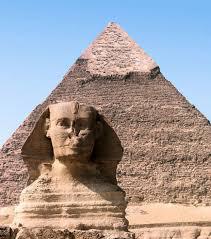 Le tombeau de quel pharaon se trouve dans la grande pyramide de Gizeh ?