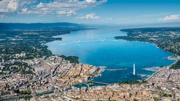 Quel lac en forme de croissant est situé entre la France et la Suisse ?
