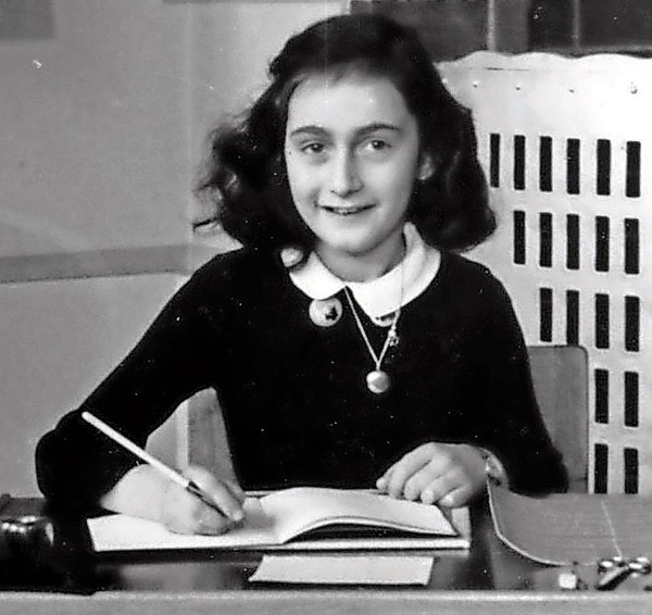 En quelle année Anne Frank a-t-elle commencée à écrire son journal ?
