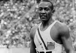 Quel est cet athlète qui a remporté 4 médailles d'or aux JO de Berlin en 1936 ?
