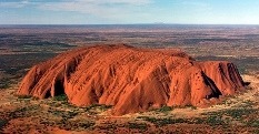 Uluru, formation rocheuse en grès appelé aussi _____ ?