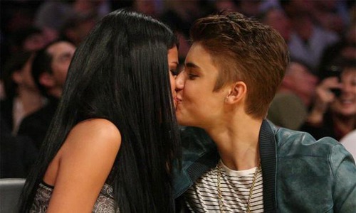 Sa koliko se godina Selena prvi put poljubila ?