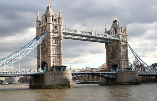 Dans quelle ville européenne peut-on voir le Tower Bridge ?