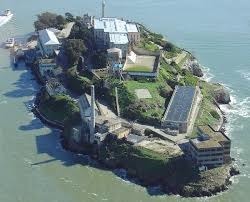 La prison située sur l’île d’Alcatraz se situe en :