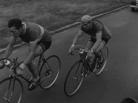 En quelle année la course cycliste Paris-Brest-Paris a-t-elle été supprimée ?