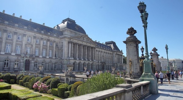Quel quartier de Bruxelles renferme le Palais royal, le Palais de la Nation et la place Royale ?