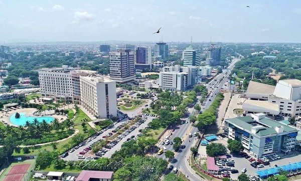 Dans quel pays d'Afrique se trouve la ville d'Accra ?