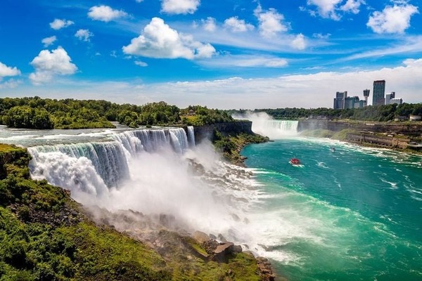 Les chutes du Niagara sur la rivière Niagara relient :