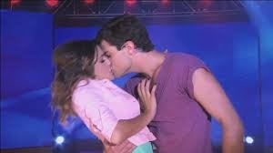 Qui a embrassé Violetta sur la scène ?