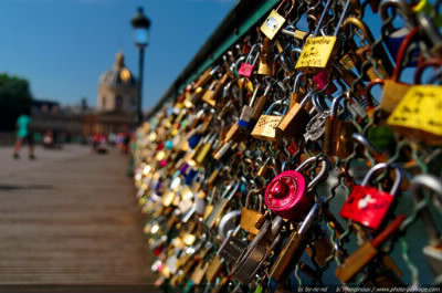 Sur quel pont de Paris met-on des cadenas pour sauvegarder son amour ?