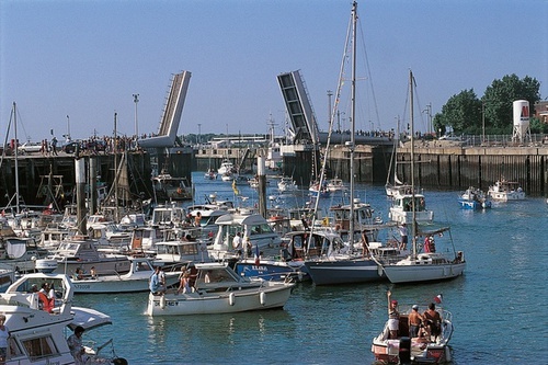 Sur combien de kilomètres de rivage s'étend le port de Dunkerque ?