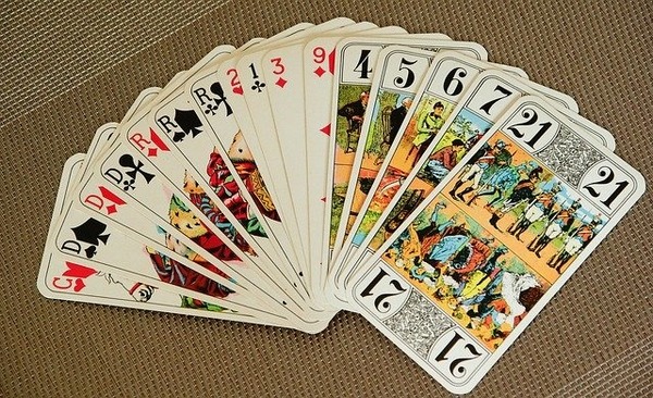À quel jeu de cartes souvent coloré doit-on distribuer et jouer de droite à gauche ?