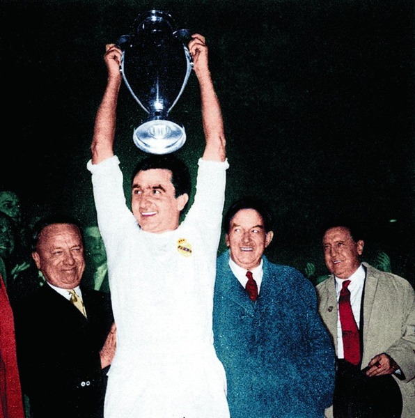 En 1956, il est le premier Capitaine à soulever la Coupe d'Europe des Clubs Champions. Il s'agit de ?