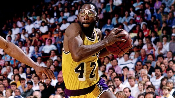 James Worthy a passé l'integralité de sa carrière de joueur aux Lakers de Los Angeles.