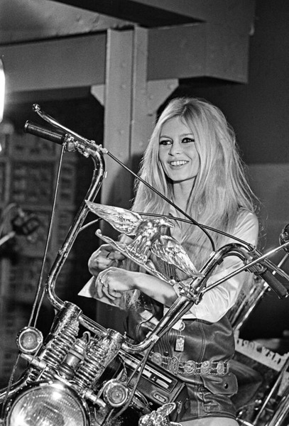 En 1967, Brigitte Bardot chante "Harley Davidson", un tube écrit par ...
