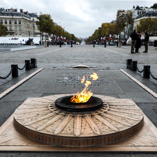 A Paris, une tombe est célébrée chaque année par le président en référence au ... inconnu.