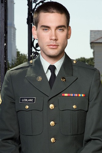 Dans la série « American Wives » le mari de Roxy est le soldat de première classe, Trevor Leblanc.