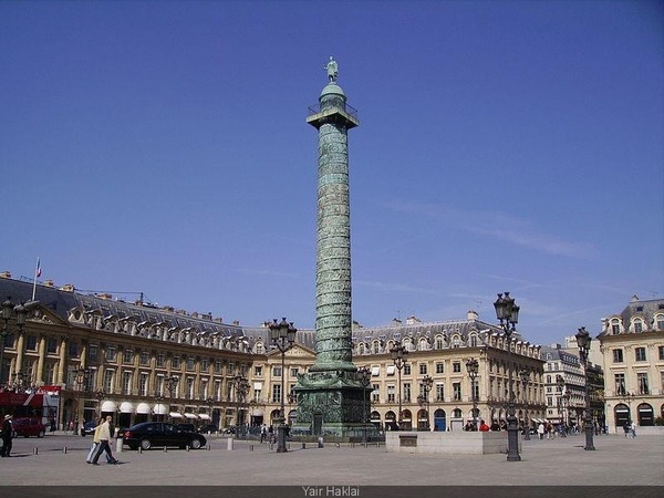 Sous Napoléon Bonaparte, quelle colonne parisienne a été fabriquée à partir du bronze des canons pris à l’ennemi ?
