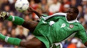 Rashidi Yékini à inscrit le premier but de l'histoire du Nigeria en Coupe du Monde face à quelle équipe ?