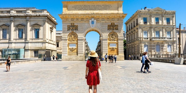 Quel monument situé rue Foch à Montpellier ressemble à un des principaux monuments parisiens ?