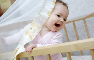 Pourquoi la loi a-t-elle interdit les tours de lit qui empêchent bébé de se cogner contre les barreaux du lit ?