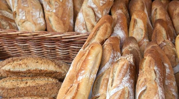Quelle astuce permet de conserver plus longtemps un pain maison ?