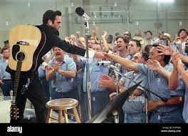 En 2005 Joaquin Phoenix interprète quel chanteur dans "Walk the line" où il chante dans les prisons ?