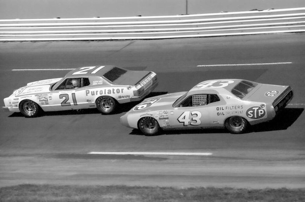 Dans les années 70, qui était le grand rival du pilote de NASCAR, David Pearson ?