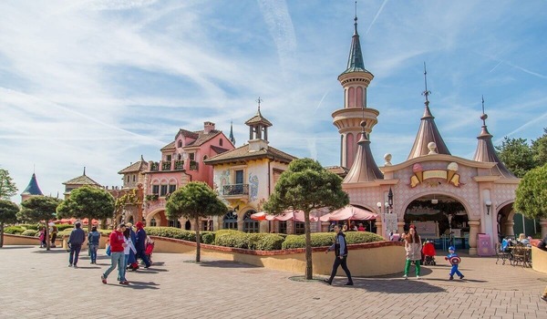 Disneyland Paris est organisé en pays imaginaires à thème. Lequel n’existe pas ?