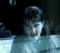 Comment s'appelle ce fantôme féminin qu'on trouve dans la saga de Harry Potter ?