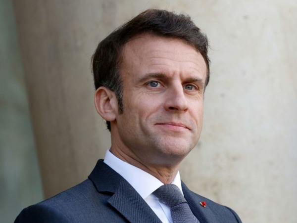Quel âge a Emmanuel Macron ?