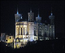 Voici la Basilique Notre-Dame de Fourvière de Lyon. Une Basilique est un lieu de culte. . .