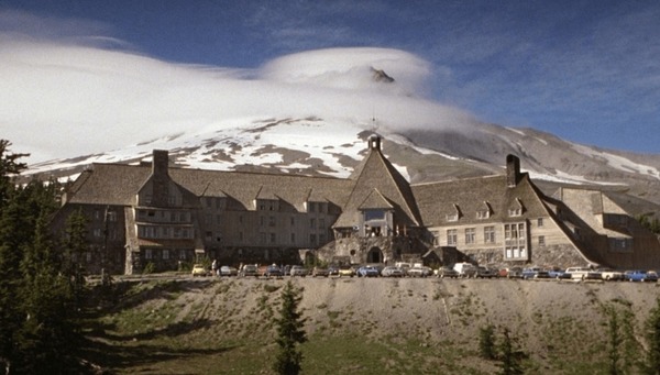 Quel est le nom de l'Hôtel que la famille Torrance doit garder ?