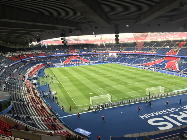 Le nom du stade du PSG est "Le stade de France".