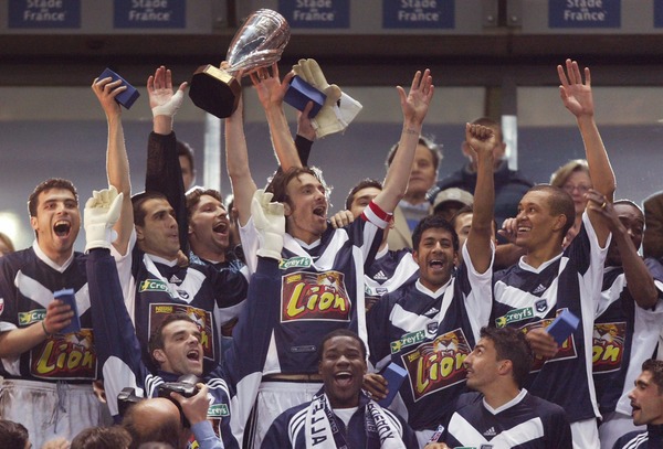 Les Girondins de Bordeaux remportent ce trophée en 2002, en s'imposant 3-0 contre.....