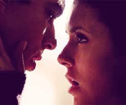 Dans quelle saison Elena embrassa Damon ?