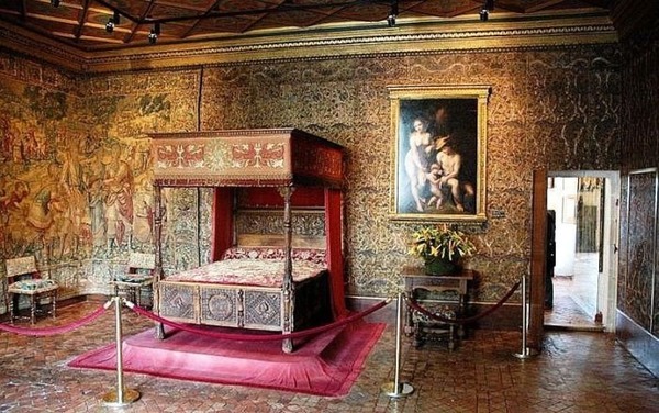 Dans quel château peut-on voir la chambre de Catherine de Médicis ?