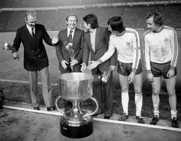 En 1975, le Dynamo remporte la double finale contre...