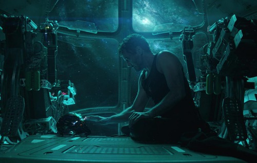 Avec qui Tony Stark erre-t-il dans l'espace ?