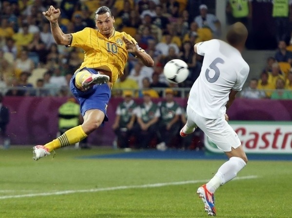 En phase de poules de l'Euro 2012, contre quelle équipe a-t-il inscrit une reprise de volée acrobatique ?