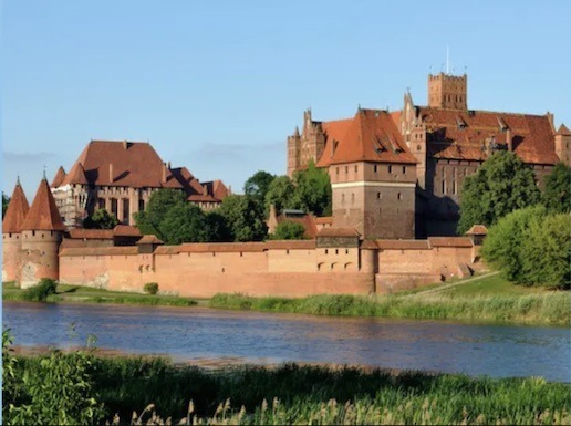 La forteresse de Marienbourg, aujourd’hui en Pologne, fut autrefois le palais…