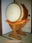 Le _____ est un art de jouer du tambour au Japon.